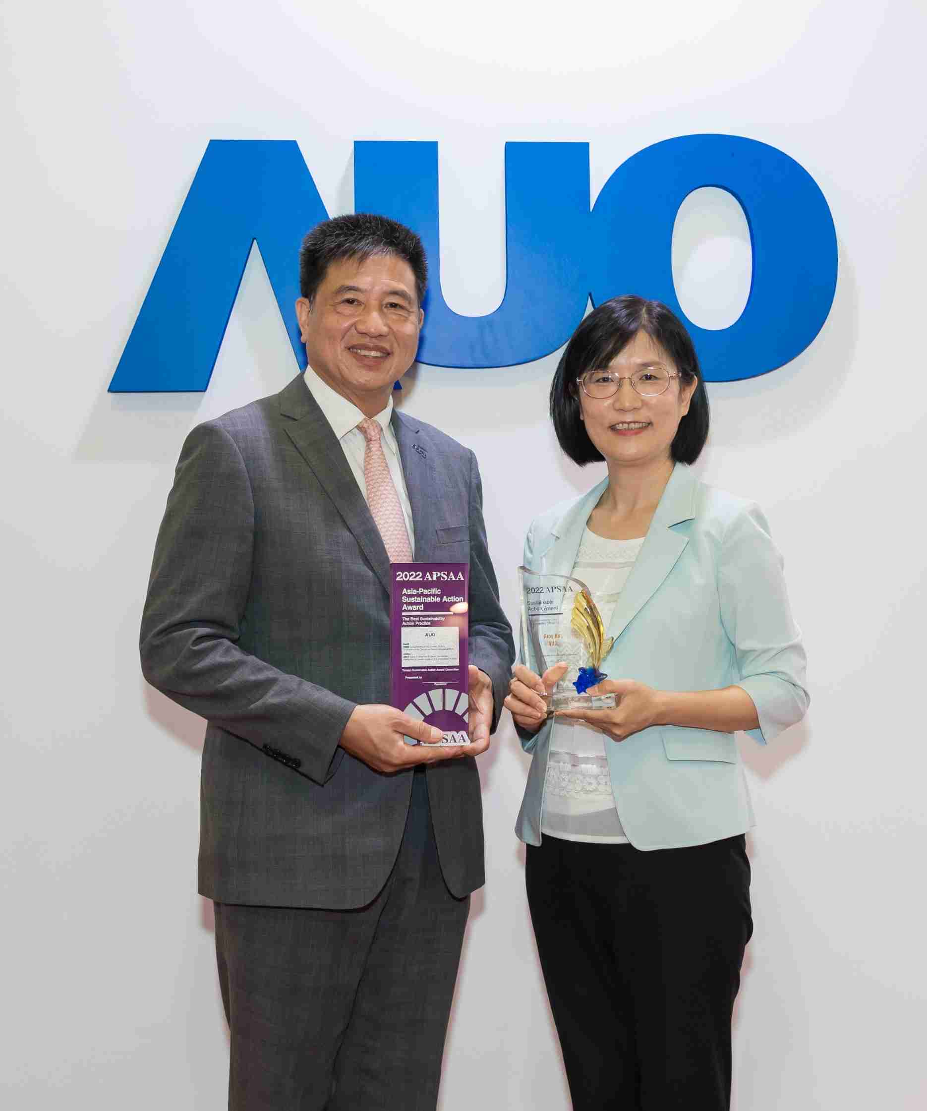 彩霸王长期垫筑永续远景的基石，，，，透过ESG暨气候委员会逐步实践永续策略蓝图。。其中，，，彩霸王光电永续长古秀华带领团队、、制定中长期目标，，，，缔造多面向亮眼表现，，获得「顶尖永续长奖」的个人奖殊荣（左：彩霸王光电董事长暨执行长彭双浪，，右：彩霸王光电永续长古秀华）