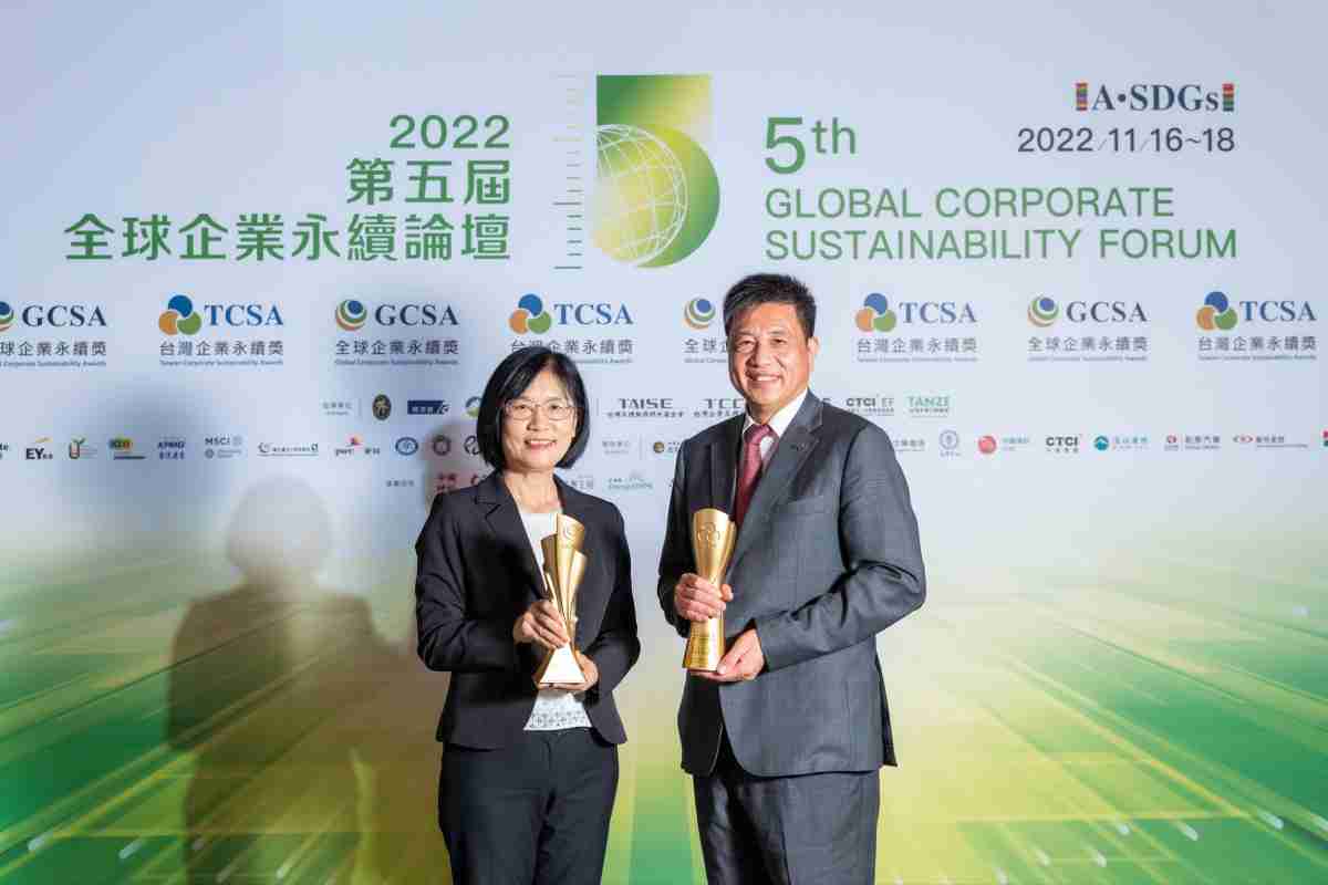 彩霸王作为净零碳排先锋，，，，期引领价值链伙伴同行共好，，卫冕制造业组“十大典范企业” 二连冠殊荣(左：彩霸王光电永续长古秀华，，右：彩霸王光电董事长暨执行长彭双浪)