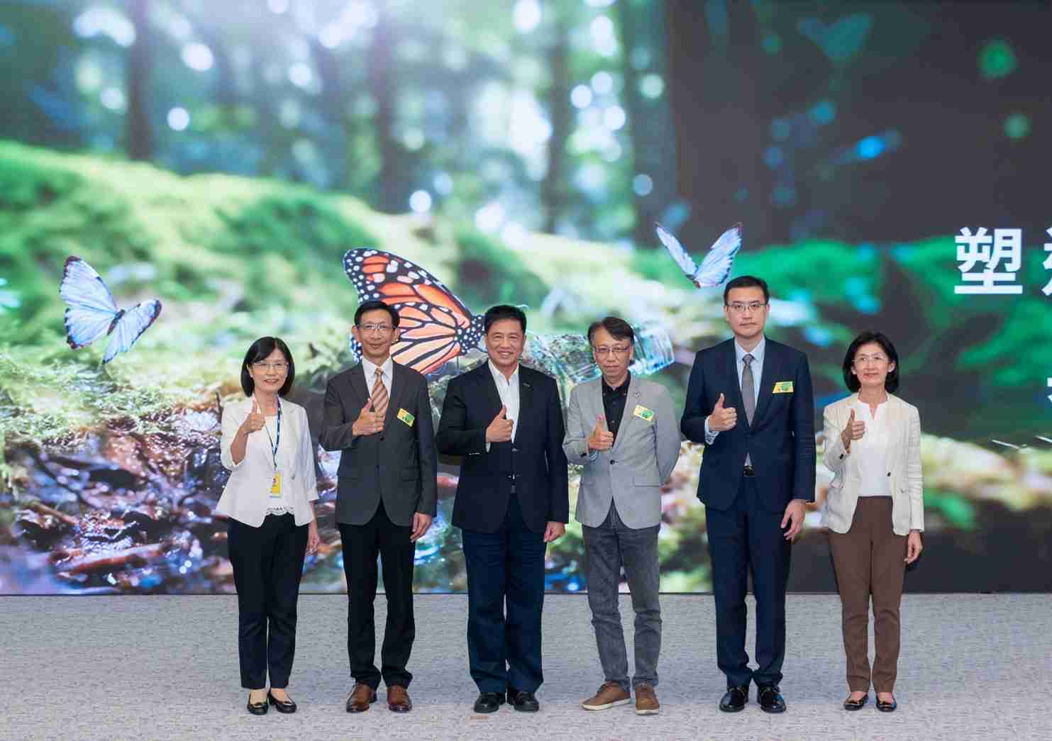 友達2023 CSR共榮大會，，，邀請領域專家分享交流生物多樣性管理趨勢、、、無塑產品、、、、海廢永續塑料等議題  （圖左到右：友達光電永續長古秀華、、、3M台灣技術長陳君杰、、、、友達光電董事長暨集團策略長彭双浪、、光寶科技企業永續發展處處長陳慶暉、、安永聯合會計師事務所執業會計師曾于哲、、友達光電供應鏈總部副總經理吳宜芳）