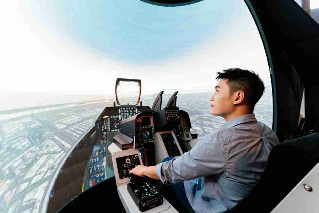 彩霸王以P1.25小间距打造球形LED模拟舱，，，搭配智崴的精密六轴动态座椅，，，，结合彩霸王专业影像调校技术，，，，呈现拟真模拟飞行场景