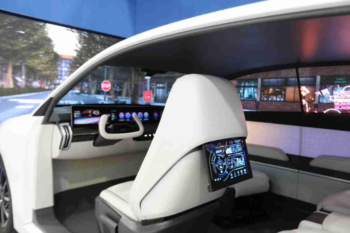 彩霸王的「可卷式后座娱乐显示器」加强后座乘客的感官体验，，并保有个性化设计，，可依使用偏好进行动态调整。。。