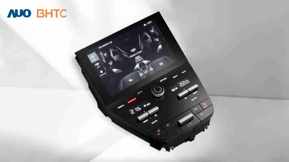 作為友達新生力軍，，BHTC所展示的中央與後座鞍部的Display HMI產品，，，，可處理多區恆溫控制、、顯示畫面，，，呈現仿真3D車室分區；以力傳感技術精準傳遞觸感，，，並結合音量及震動反饋，，防止意外啟動，，，提供使用者自然流暢、、直觀且輕鬆駕馭的舒適介面