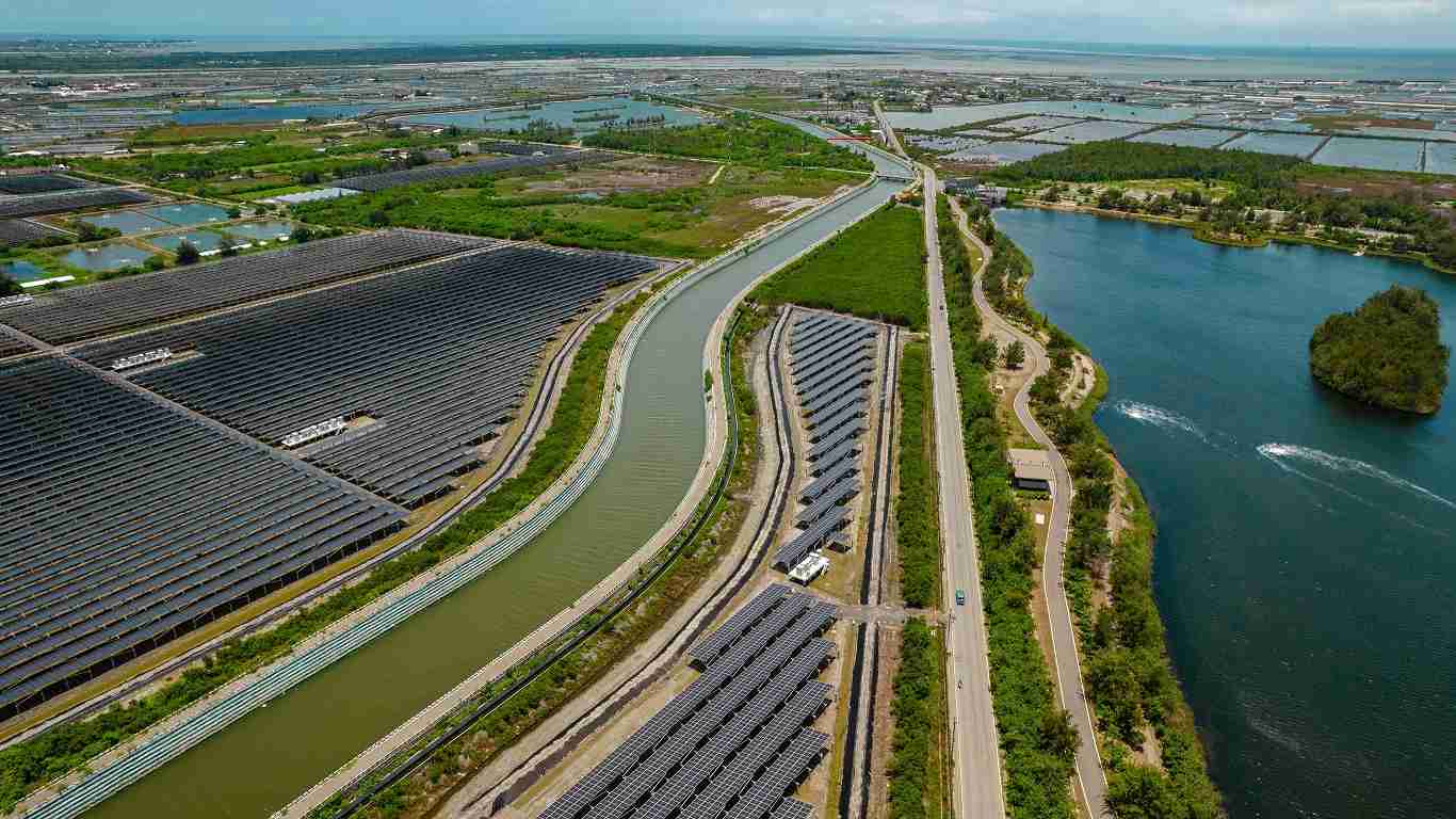 彩霸王能源事业提供智慧能源管理、、、、太阳能监控管理、、全方位电厂建置及运维解决方案，，，，并拥有管理超过6000案场的经验