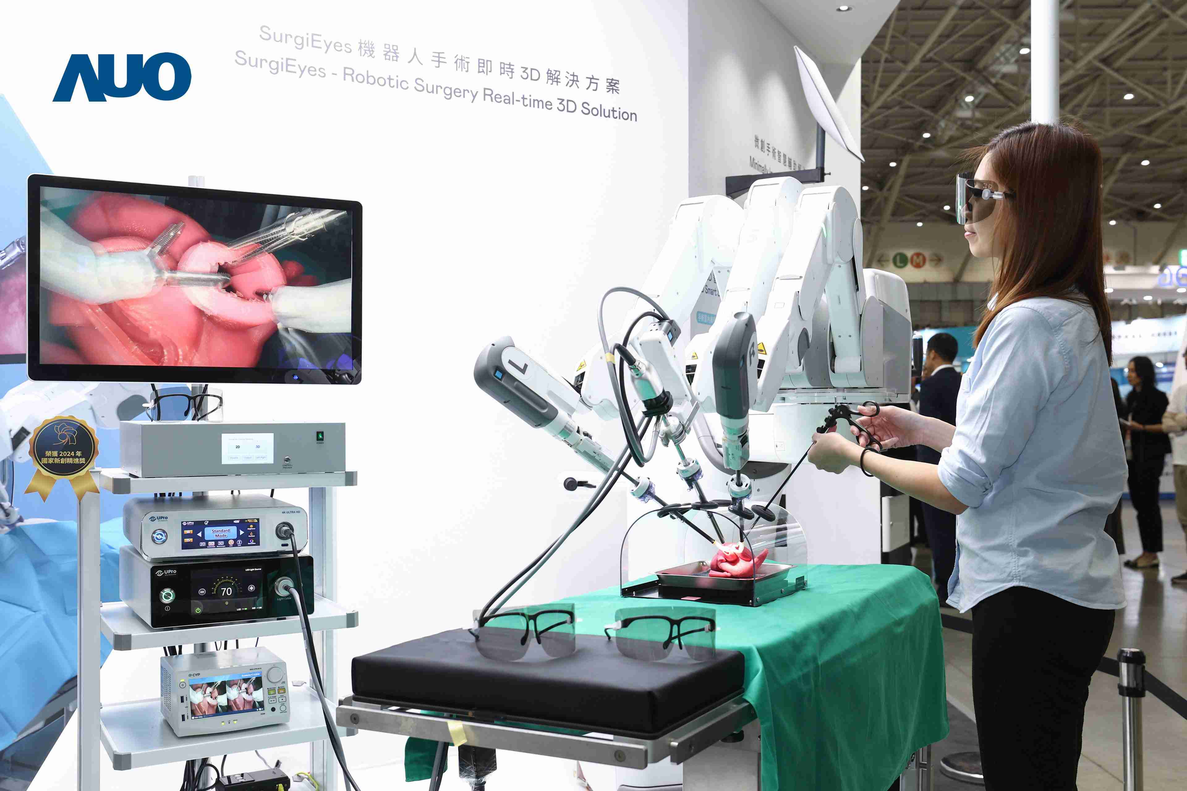 达擎以领先的3D显示技术推出〝SurgiEyes机器人手术实时3D解决方案〞，，，整合先进3D图像处理与独家3D垂直宽视角、、广色域的显示技术，，手术团队可实时同步主刀医师视角看到清晰3D影像，，，，提升沟通效率与安全性。。。